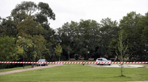 Agentes de la Ertzaintza custodian la zona en el parque de Etxebarria en la capital vizcaína, donde esta medianoche se ha producido una violación múltiple y donde agentes de la Ertzaintza han arrestado en Bilbao a seis hombres por su presunta relación agresión sexual a una joven de 18 años que ha sido atendida de madrugada en un centro hospitalario. Agentes de la Ertzaintza custodian la zona en el parque de Etxebarria en la capital vizcaína, donde esta medianoche se ha producido una violación múltiple y donde agentes de la Ertzaintza han arrestado en Bilbao a seis hombres por su presunta relación agresión sexual a una joven de 18 años que ha sido atendida de madrugada en un centro hospitalario.