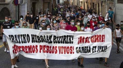Manifestación en Aoiz contra el cierre de la fábrica de Siemens Gamesa Más de un millar de personas, entre vecinos, trabajadores y familiares participaron en la protesta y pidieron “alternativas” y un futuro para la zona.