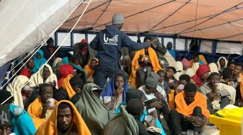Más de 350 migrantes esperan un puerto tras ser rescatados en el Mediterráneo Más de 350 migrantes esperan un puerto tras ser rescatados en el Mediterráneo