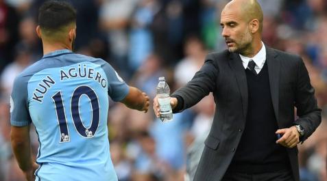 Pep Guardiola saluda al Kun Agüero. Pep Guardiola saluda al Kun Agüero.