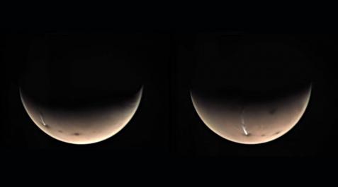Aspecto de una peculiar nube alargada sobre el volcán Arsia Mons de Marte. Aspecto de una peculiar nube alargada sobre el volcán Arsia Mons de Marte.