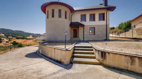 La Valdorba: Apacibles vistas panorámicas Se vende preciosa casa original y a estrenar