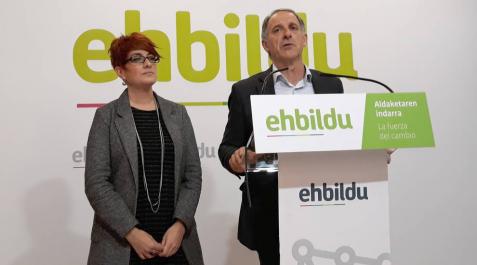 Adolfo Araiz y Bakartxo Ruiz, parlamentarios de EH Bildu, en la rueda de prensa. Adolfo Araiz y Bakartxo Ruiz, parlamentarios de EH Bildu, en la rueda de prensa.