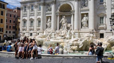 Varios turistas se fotografían en la Fontana de Trevi con mascarilla Varios turistas se fotografían en la Fontana de Trevi con mascarilla