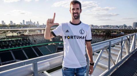 Iñaki Astiz, con la camiseta del Legia de Varsovia. Iñaki Astiz, con la camiseta del Legia de Varsovia.