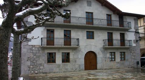 El Ayuntamiento de Uharte Arakil deberá tener la bandera de Navarra El Ayuntamiento de Uharte Arakil deberá tener la bandera de Navarra