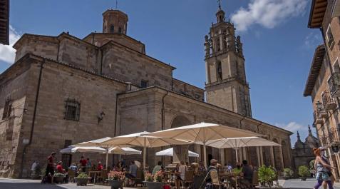 Plaza de Santa María, donde se levanta la iguesia con el mismo nombre y el torreón y se concentra parte de la actividad comercial y turística. Plaza de Santa María, donde se levanta la iguesia con el mismo nombre y el torreón y se concentra parte de la actividad comercial y turística.