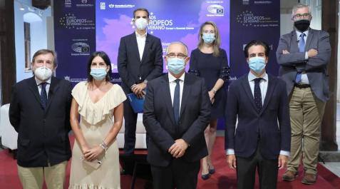 José Luis Larriú (Caixabank), Izaskun Goñi (Gobierno de Navarra) y Tito Navarro (NavarraCapital.es), Luis Colina (presidente del consejo de administración del Grupo La Información), Adriana Maldonado (europarlamentaria navarra del PSOE), Enrique Maya (alcalde de Pamplona) y Pablo Zalba (Comisario de los Cursos Europeos de Verano). José Luis Larriú (Caixabank), Izaskun Goñi (Gobierno de Navarra) y Tito Navarro (NavarraCapital.es), Luis Colina (presidente del consejo de administración del Grupo La Información), Adriana Maldonado (europarlamentaria navarra del PSOE), Enrique Maya (alcalde de Pamplona) y Pablo Zalba (Comisario de los Cursos Europeos de Verano).