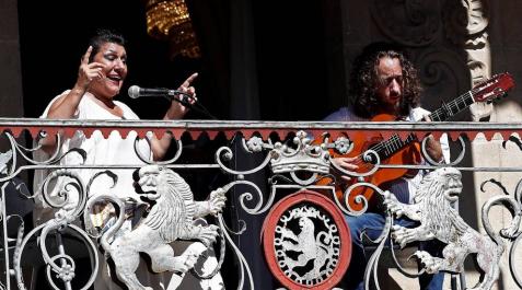 Galería: Actuación de Remedios Amaya desde los balcones del Ayuntamiento de Pamplona Fotos de la actuación en Pamplona de la cantaora Remedios Amaya, que ha sido la encargada de estrenar el balcón del Ayuntamiento en el marco del festival 'Flamenco on Fire'.