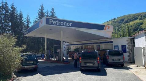 Varios vehículos esperan a repostar en la gasolinera de Aribe Varios vehículos esperan a repostar en la gasolinera de Aribe