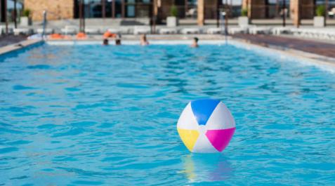 Imagen de una piscina en verano Imagen de una piscina en verano