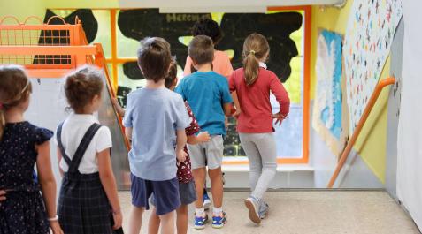 Vuelta al cole en Madrid Varios niños acceden a las aulas del Colegio Virgen del Cortijo de Madrid en el primer día del curso escolar 2018-2019.