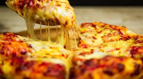 Pizza de queso y lacón: la receta de Chicote que triunfa en redes Pizza de queso y lacón: la receta de Chicote que triunfa en redes