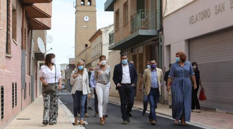 Visita de María Chivite otras autoridades a una de las calles renovadas de Ribaforada. Visita de María Chivite otras autoridades a una de las calles renovadas de Ribaforada.