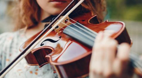 Imagen de una violinista ejecutando una pieza Imagen de una violinista ejecutando una pieza