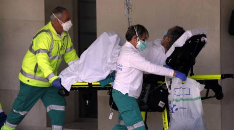 Traslado de un enfermo en el hospital de Cruces el pasado marzo. Traslado de un enfermo en el hospital de Cruces el pasado marzo.