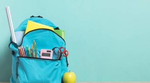 Imagen de una mochila escolar con abundante material Imagen de una mochila escolar con abundante material