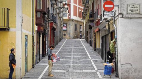 Tres clientes esperan su turno para entrar en una tienda de alimentación del Casco Viejo pamplonés. Tres clientes esperan su turno para entrar en una tienda de alimentación del Casco Viejo pamplonés.