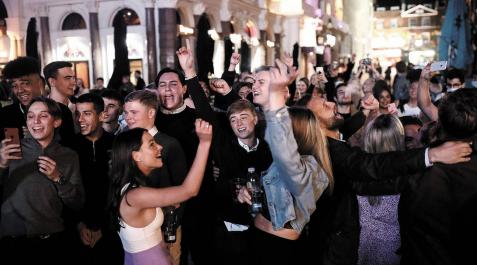 Un grupo de jóvenes celebraba una fiesta el pasado sábado en una calle de Londres, sin respetar la distancia de seguridad ni portar mascarillas. Un grupo de jóvenes celebraba una fiesta el pasado sábado en una calle de Londres, sin respetar la distancia de seguridad ni portar mascarillas.