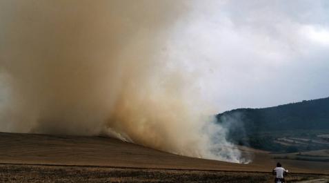 Quema controlada en Galar y Esparza La extensa columna de humo por una quema controlada en una rastrojera en Galar y Esparza ha alarmado a los vecinos de Pamplona y su comarca este domingo.