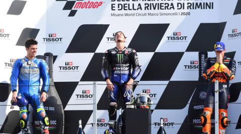 Maverick Viñales, escoltado por Joan Mir y de Pol Espargaró. Maverick Viñales, escoltado por Joan Mir y de Pol Espargaró.