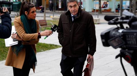 El abogado de la víctima de 'La Manada', Miguel Ángel Morán, atiende a los periodistas a su llegada al Palacio de Justicia de Navarra. El abogado de la víctima de 'La Manada', Miguel Ángel Morán, atiende a los periodistas a su llegada al Palacio de Justicia de Navarra.