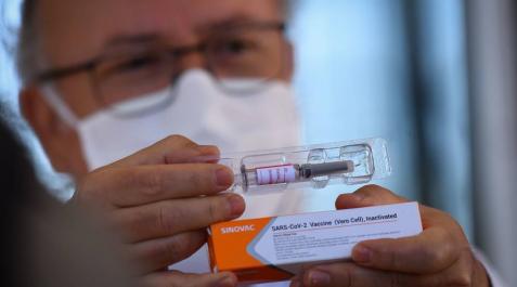 Gustavo Romero, el profesor de medicina que coordina la investigación en Brasil sobre la vacuna contra el coronavirus muestra una dosis de la vacuna de Sinovac contra el coronavirus, en fase tres de prueba. Gustavo Romero, el profesor de medicina que coordina la investigación en Brasil sobre la vacuna contra el coronavirus muestra una dosis de la vacuna de Sinovac contra el coronavirus, en fase tres de prueba.