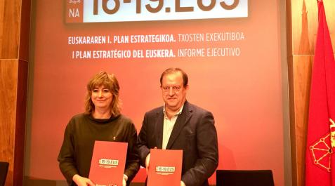 La consejera de Relaciones Ciudadanas, Ana Ollo; y el director gerente de Euskarabidea, Mikel Arregi La consejera de Relaciones Ciudadanas, Ana Ollo; y el director gerente de Euskarabidea, Mikel Arregi