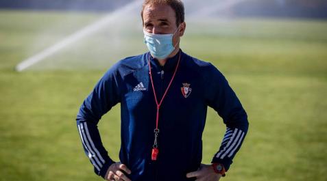 El entrenador de Osasuna, Jagoba Arrasate, con mascarilla en un entrenamiento en Tajonar El entrenador de Osasuna, Jagoba Arrasate, con mascarilla en un entrenamiento en Tajonar