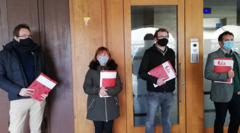 Críticos piden que se elija entre un modelo de coalición en Bildu o su disolución e integración en ella Críticos piden que se elija entre un modelo de coalición en Bildu o su disolución e integración en ella