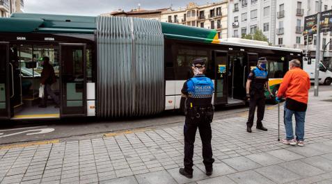 Dos agentes de Policía Municipal controlando el uso de las mascarillas en el transporte público. Dos agentes de Policía Municipal controlando el uso de las mascarillas en el transporte público.