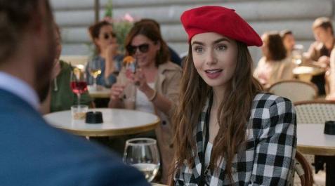 'Emily en París', la nueva serie de Netflix que irrita a los parisinos por sus tópicos 'Emily en París', la nueva serie de Netflix que irrita a los parisinos por sus tópicos