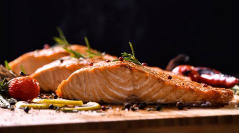 Imagen de un plato de salmón al horno recién preparado Imagen de un plato de salmón al horno recién preparado