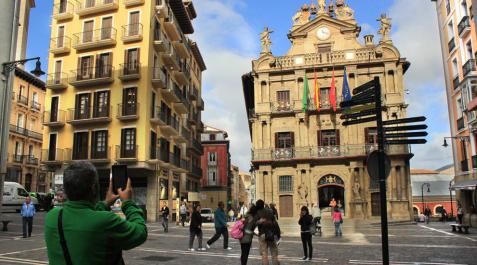 Un turista saca una foto de la plaza del Ayuntamiento. Un turista saca una foto de la plaza del Ayuntamiento.