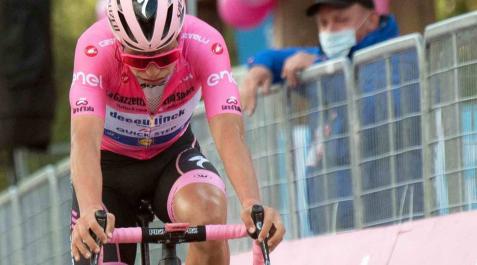 Almeida sucumbe al Stelvio y entrega la maglia rosa a Kelderman Almeida sucumbe al Stelvio y entrega la maglia rosa a Kelderman