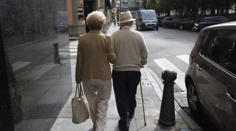 Dos pensionistas paseando por la calle.