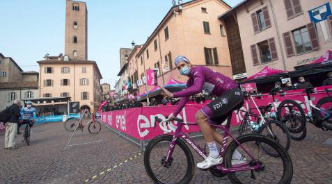 El australiano Hindley se enfunda la maglia rosa a una etapa del final El australiano Hindley se enfunda la maglia rosa a una etapa del final
