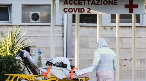 Una paciente hace la señal de la victoria a la entrada del hospital Gemelli, en Roma. Una paciente hace la señal de la victoria a la entrada del hospital Gemelli, en Roma.