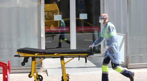 Un profesional sanitario traslada una camilla a la zona de desinfección del Hospital de Navarra (CHN). Un profesional sanitario traslada una camilla a la zona de desinfección del Hospital de Navarra (CHN).