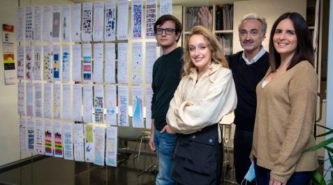 De izda. a dcha: Alberto Molina Arce, Maialen Irujo Aizcorbe, Javier Errea Múgica y Beatriz Arbona Sarobe, con los 53 gráficos de la cuarentena. De izda. a dcha: Alberto Molina Arce, Maialen Irujo Aizcorbe, Javier Errea Múgica y Beatriz Arbona Sarobe, con los 53 gráficos de la cuarentena.