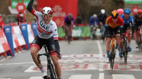 El belga Jasper Philipsen gana al esprint la jornada maratón El belga Jasper Philipsen gana al esprint la jornada maratón