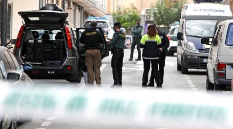 Agentes de la Guardia Civil en el lugar de la agresión. Agentes de la Guardia Civil en el lugar de la agresión.