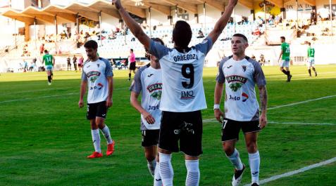 Orbegozo celebra el tanto que anotó desde el punto de penalti ante la mirada de Rodrigo y Samanes. Orbegozo celebra el tanto que anotó desde el punto de penalti ante la mirada de Rodrigo y Samanes.