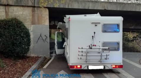 La autocaravana, encajada en la carretera al Cementerio. La autocaravana, encajada en la carretera al Cementerio.