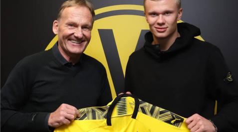 El noruego Erling Haaland posa con la camiseta de su nuevo club. El noruego Erling Haaland posa con la camiseta de su nuevo club.