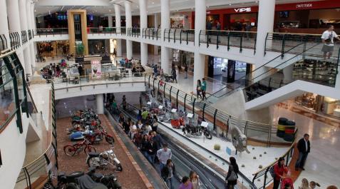 Tres detenidos por hurtos en locales del centro comercial La Morea Tres detenidos por hurtos en locales del centro comercial La Morea