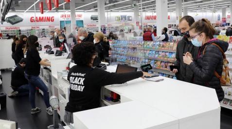 Imágenes de clientes en el centro comercial La Morea en el Polígono Cordovilla el viernes 27.
