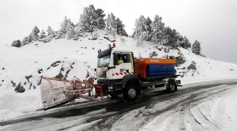 Nieve en el Pirineo navarro Un camión quitanieves despeja la calzada de la N-137, en Belagua.