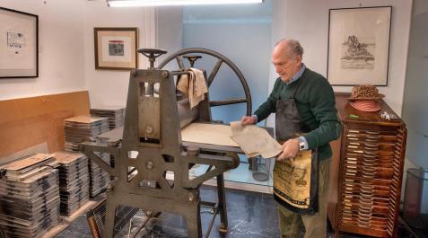 El artista José Antonio Eslava dona al Museo de Navarra su taller de estampación El artista José Antonio Eslava dona al Museo de Navarra su taller de estampación