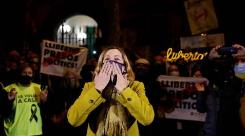 La expresidenta del Parlament Carme Forcadell saluda a las personas que le muestran su apoyo antes de reingresar en la cárcel La expresidenta del Parlament Carme Forcadell saluda a las personas que le muestran su apoyo antes de reingresar en la cárcel